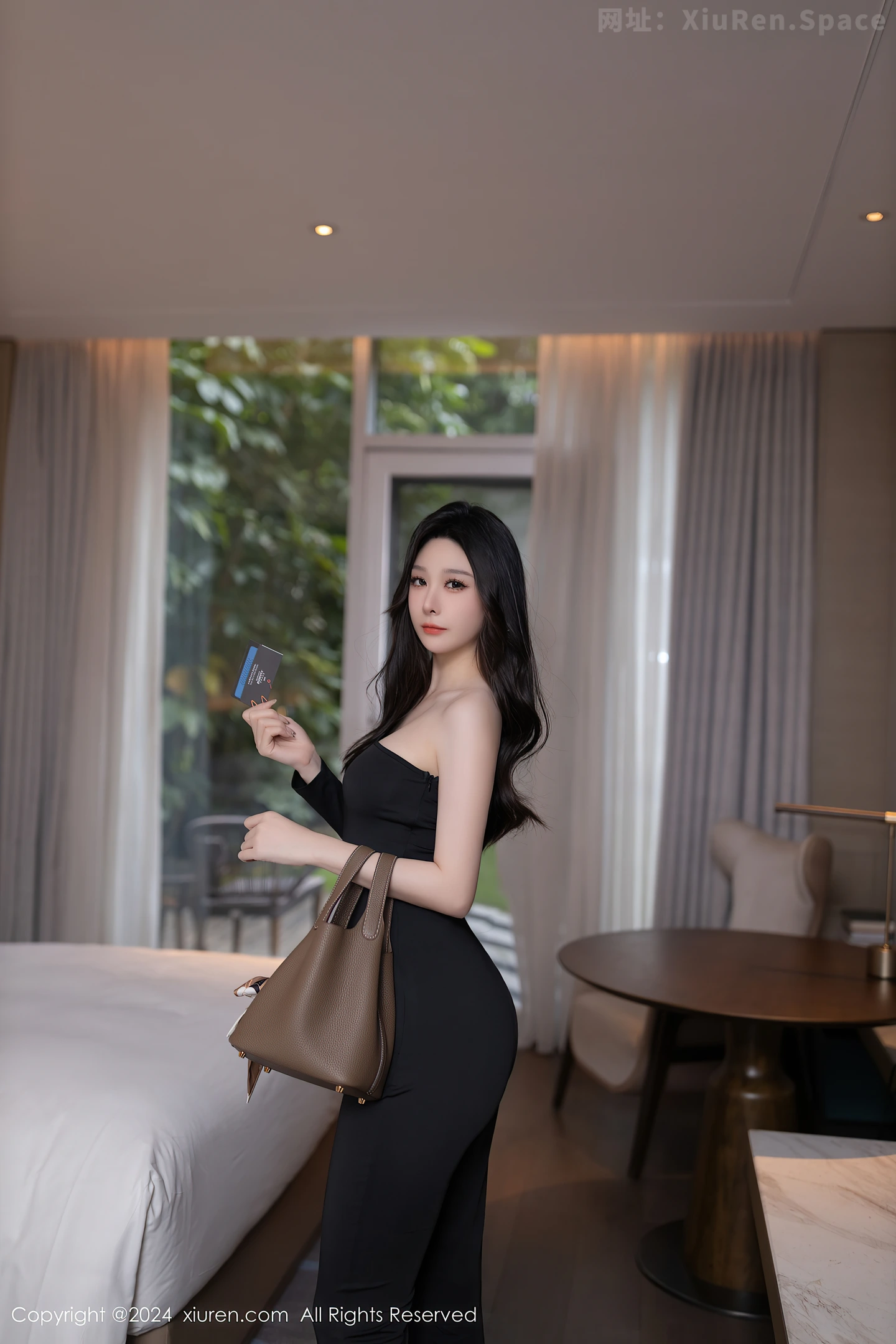 图片[5]-[XiuRen秀人网] VOL.9386 模特小逗逗性感黑色连衣裙露黑色内衣配开档黑丝秀翘臀诱惑写真80P-秀人网官方网站